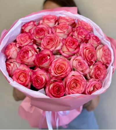 25 розовых роз 
